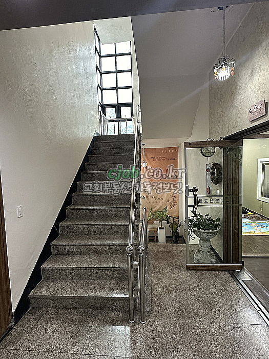 2층에서 보이는 계단 (교회임대 -기독정보넷 cjob.co.kr)