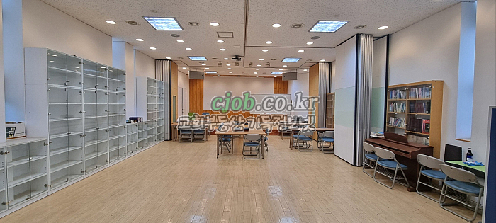 출입구에서 본 예배실 (교회매매 -기독정보넷 cjob.co.kr)